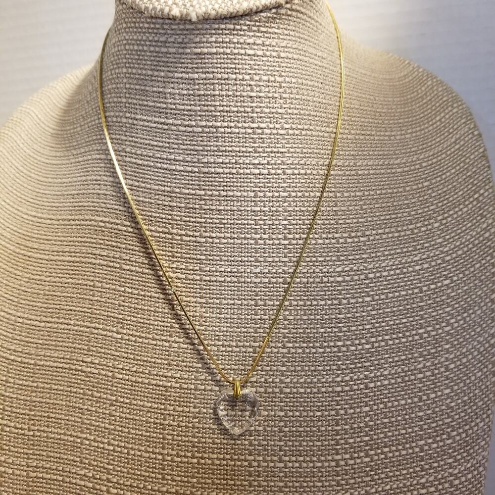 Vintage delicate goldtone 18" chain w/ clear heart shape pendant w/ stone